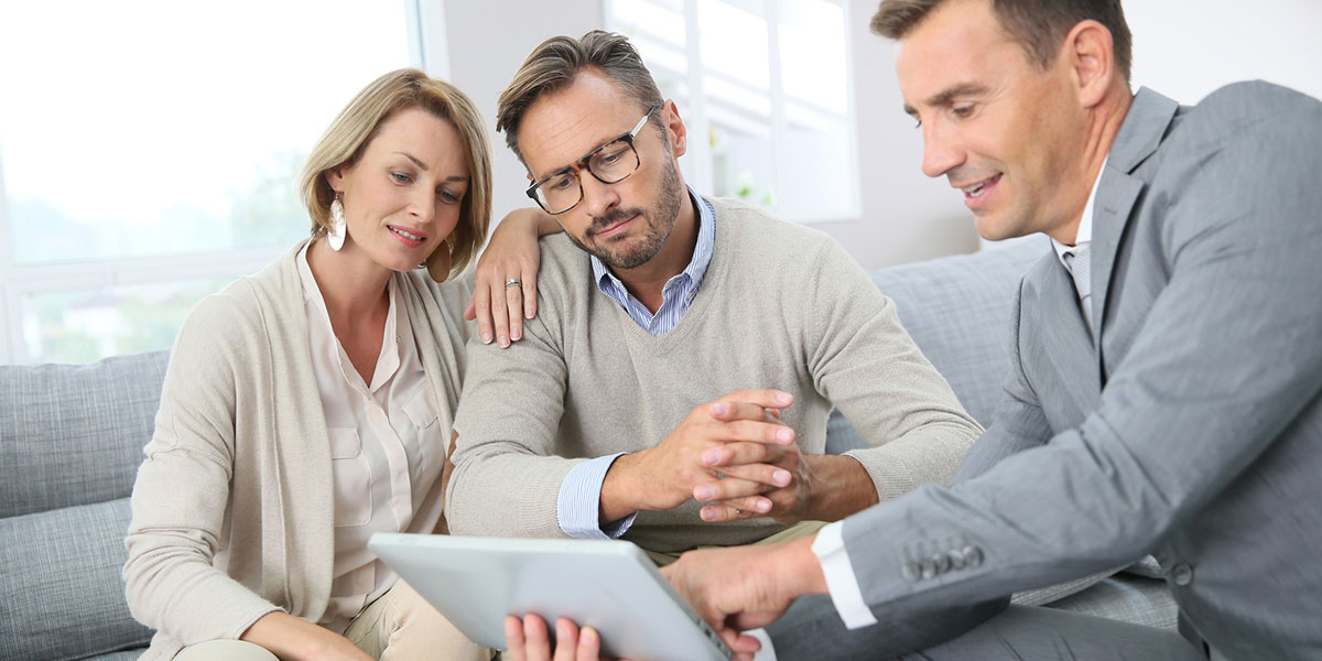 Conseiller immobilier avec un client